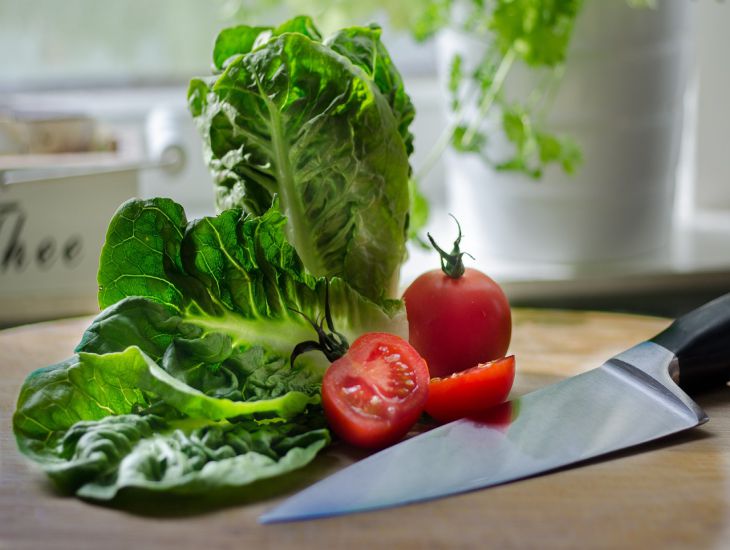 knife, tomatoes